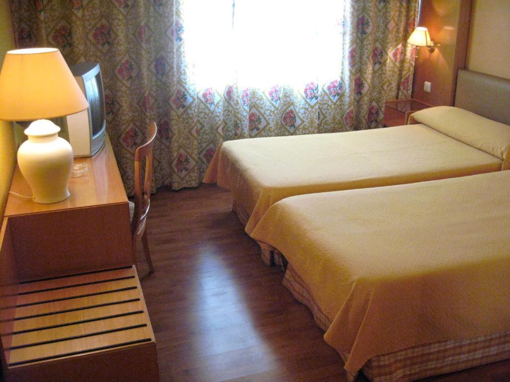 Hotel Restaurante San Roque Medina del Campo Chambre photo